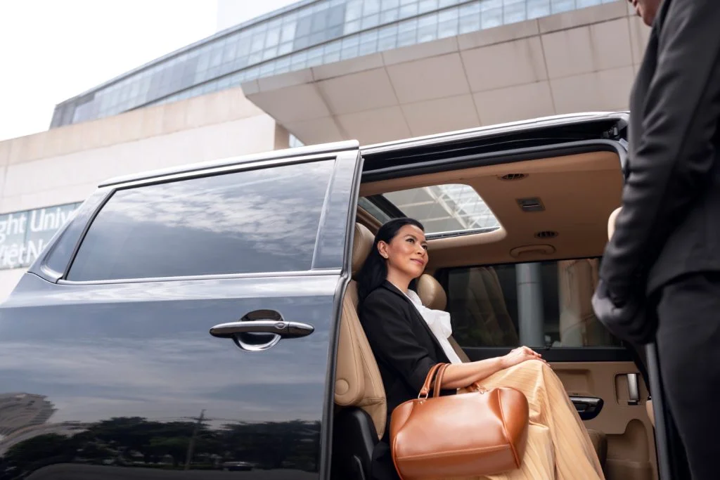Modern transportation service in Qatar with cars and buses available for travelers to move around the city easily.